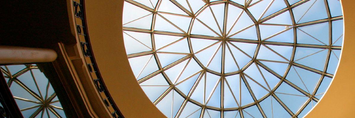 vue intérieure vers le plafond du dôme du pavillon Tabaret