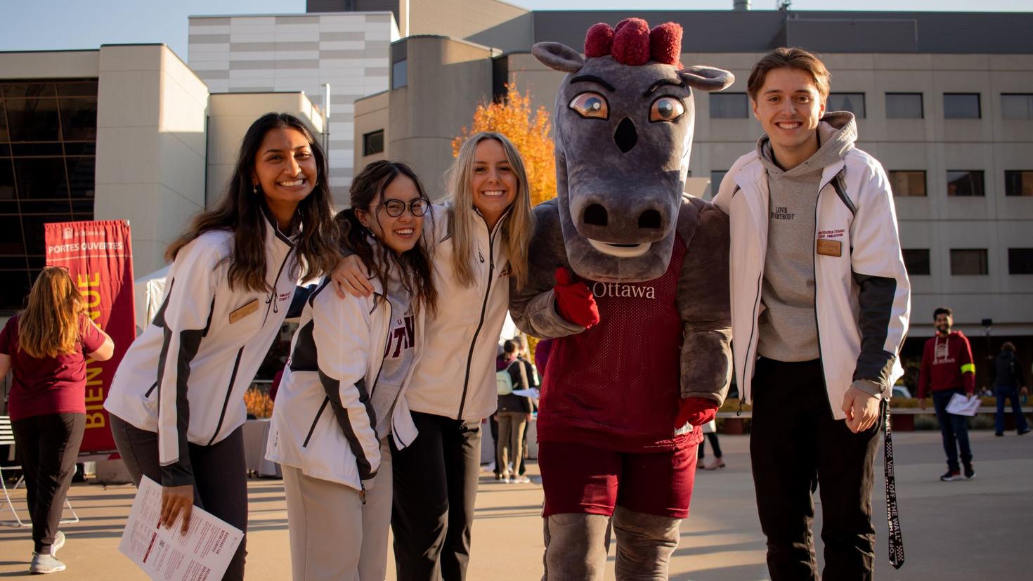 Employés étudiants avec la mascotte des Gee-Gees