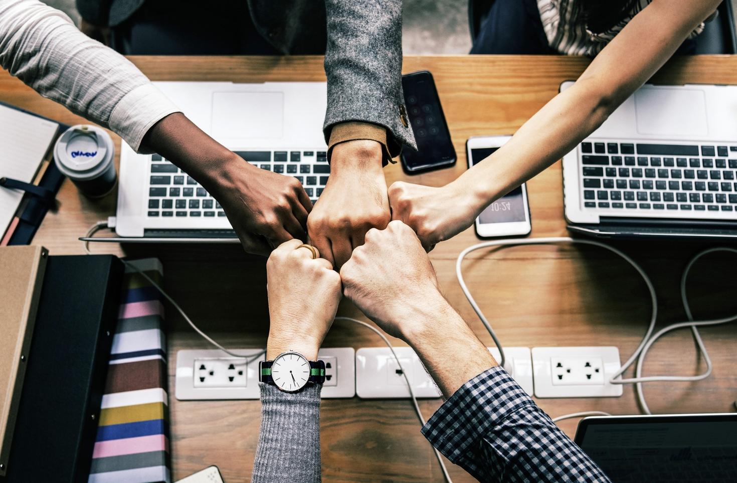 Groupe de mains pour une célébration