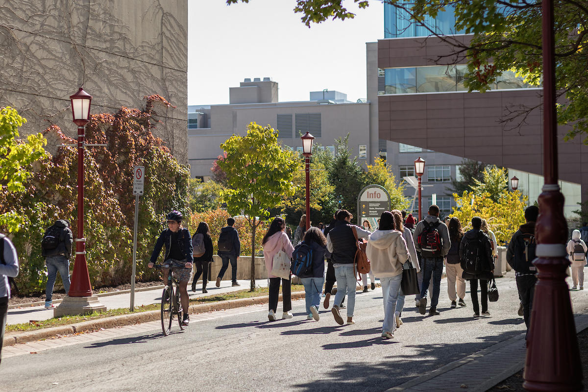 Étudiants marchant sur le campus.