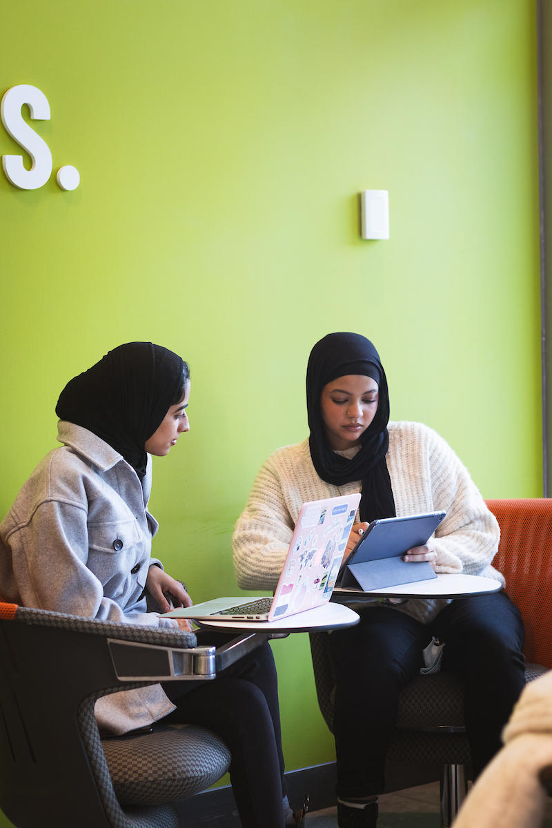Deux étudiants qui étudient ensemble.