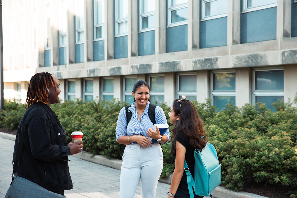 Des étudiants discutent sur le campus.