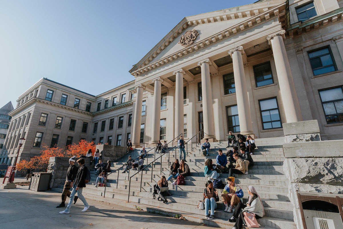 Étudiants assis sur les marches de Tabaret Hall.