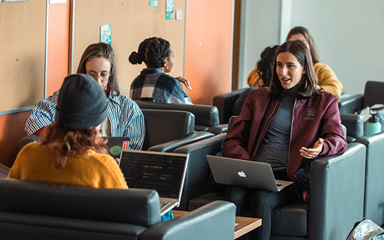 Jeunes femmes réunies dans un espace d'étude