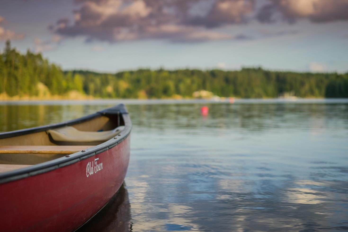 canoë sur un lac 