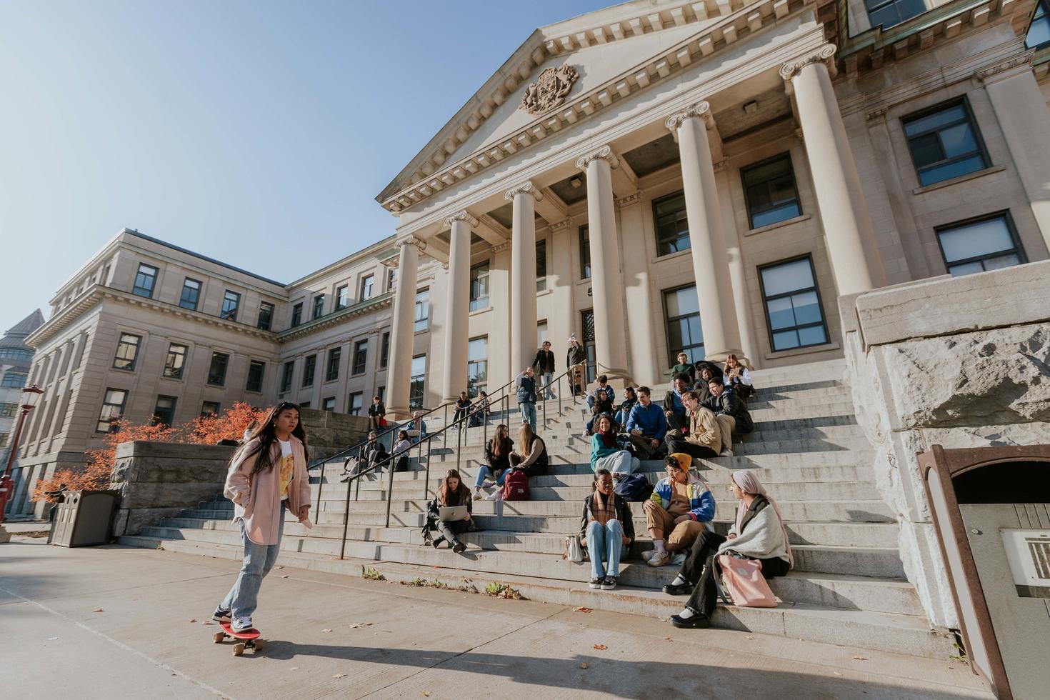 Étudiantes et étudiants assis sur les escaliers du pavillon Tabret