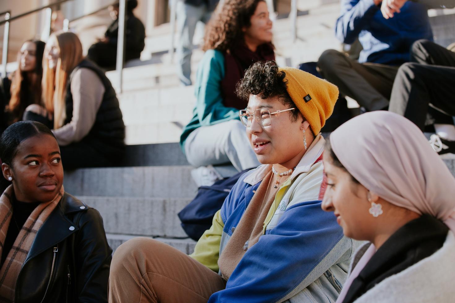 étudiants qui parlent dans les marches