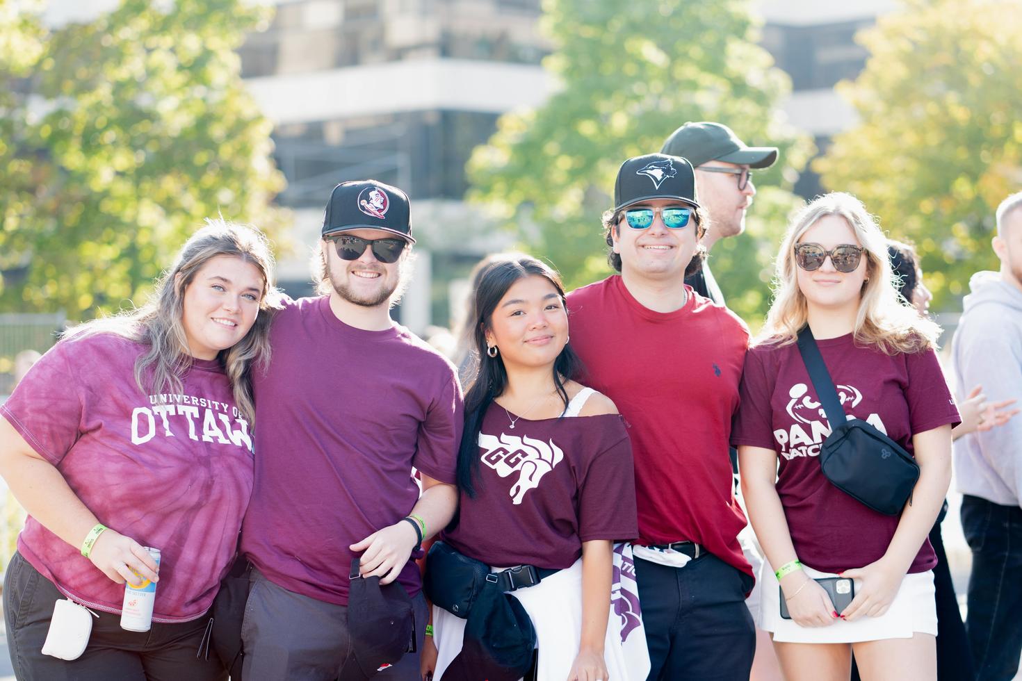Groupe d'étudiants qui portent des vêtements Gee-gee
