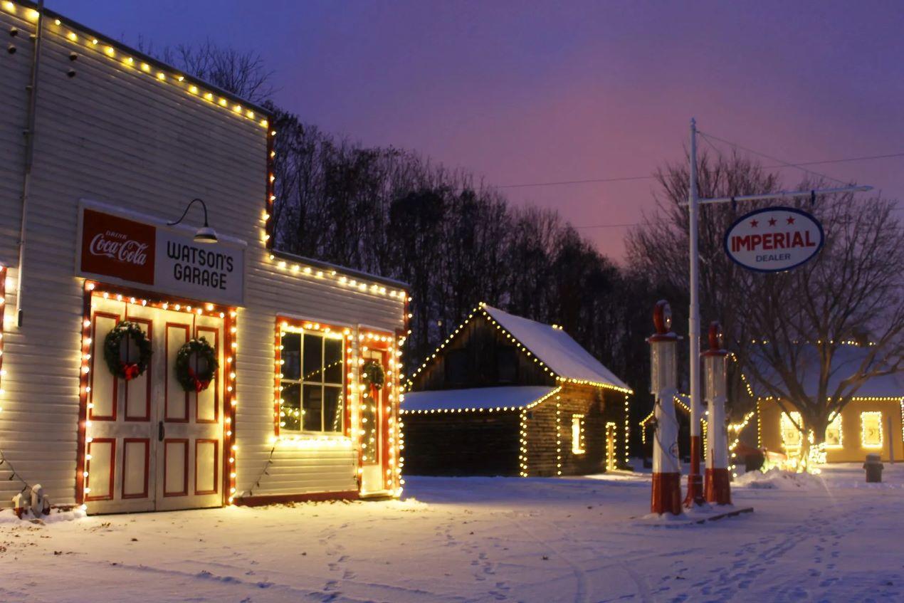 Un vieux garage illuminé par des guirlandes de Noël.