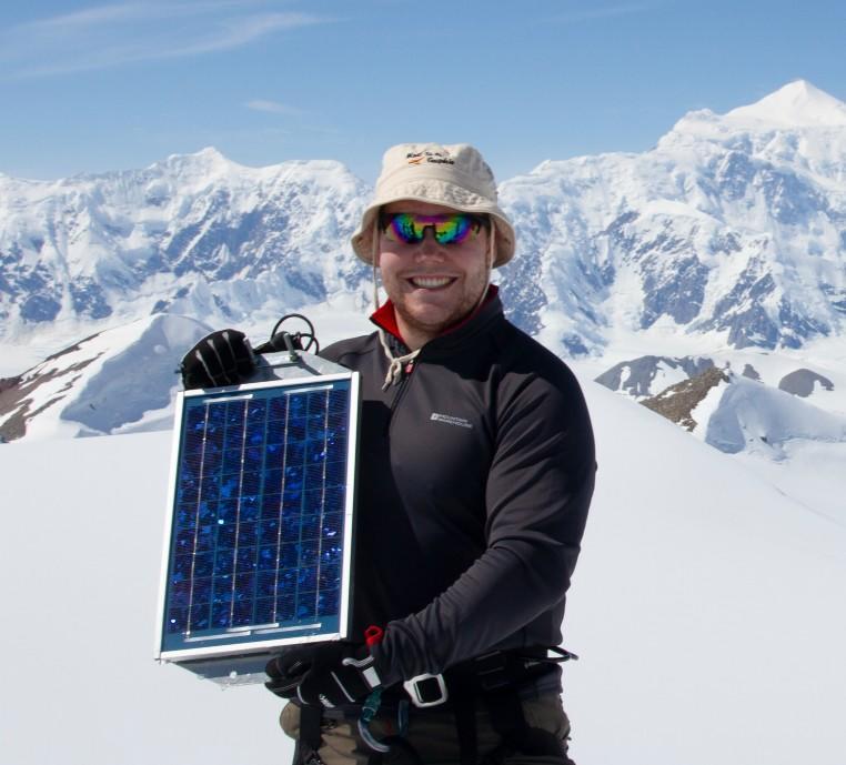 Professeur tenant un capteur solaire