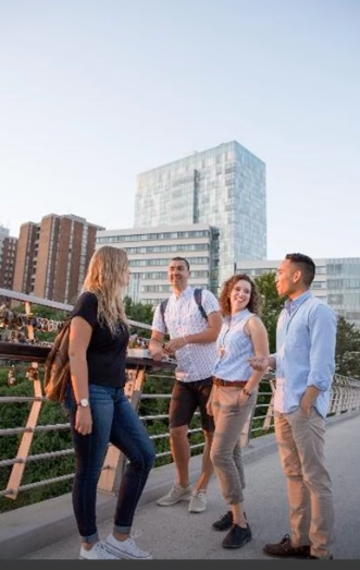 Groupe d'étudiants sur un pont