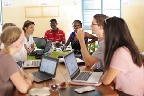 Groupe d'étudiants autour d'une table