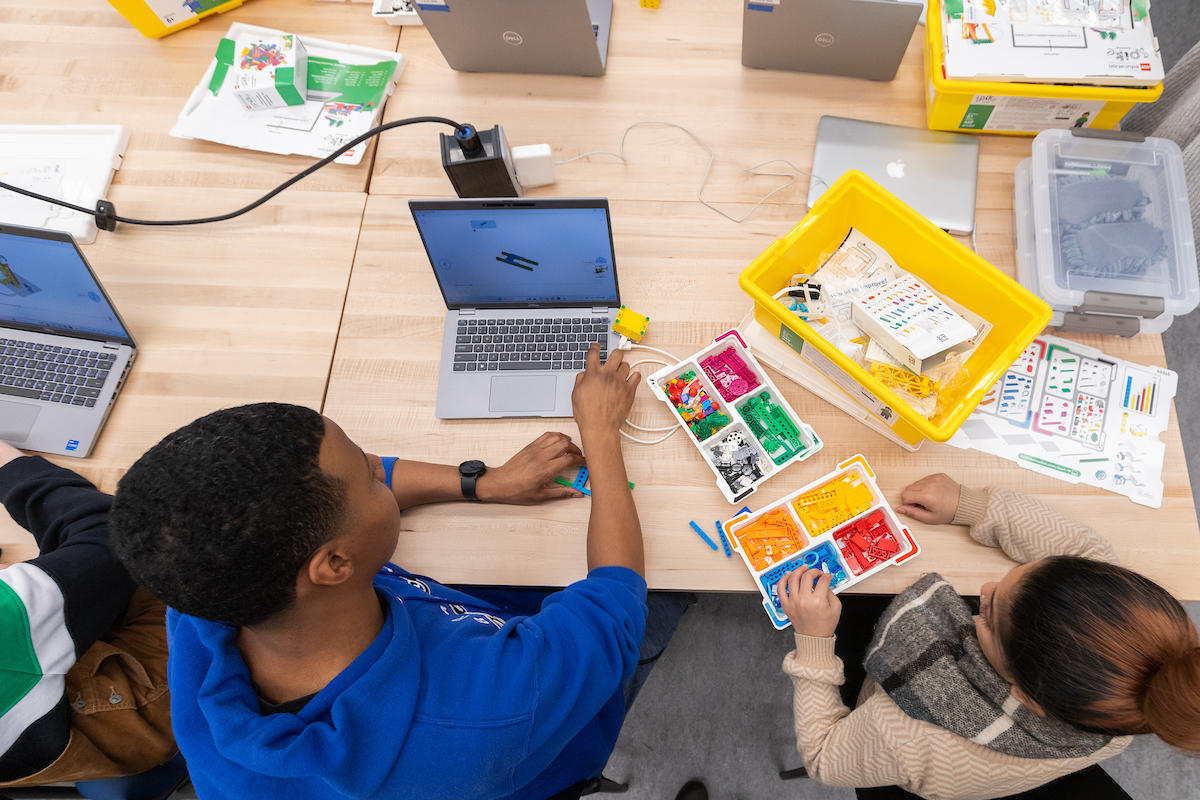 Étudiants lors d'un atelier