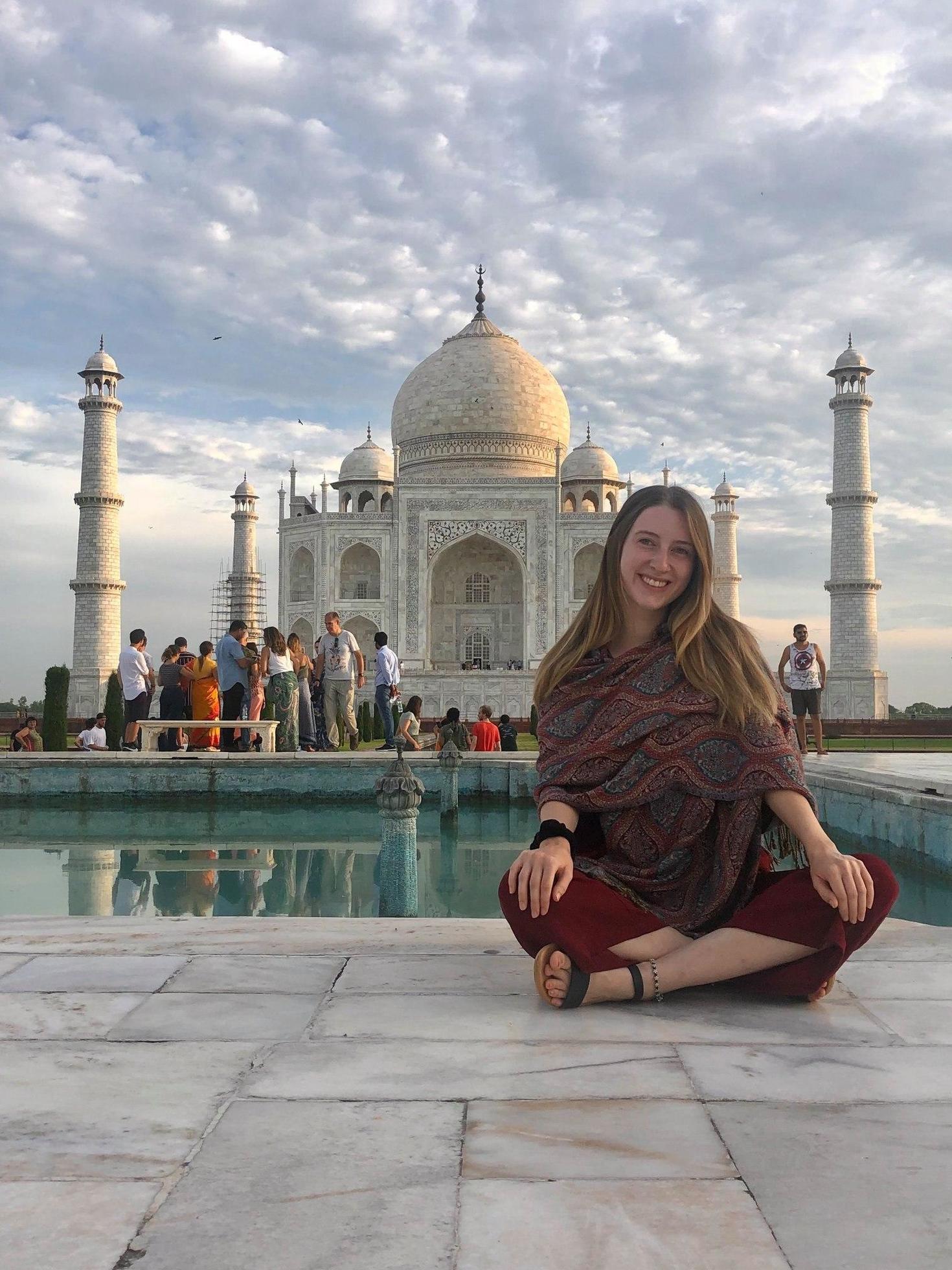 étudiante au taj mahal