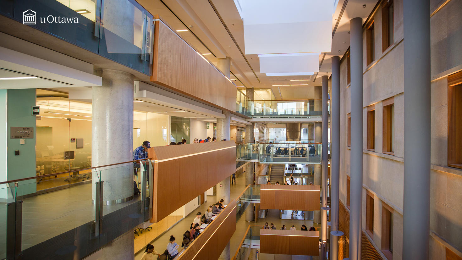 Étudiants et étudiantes dans le Pavillon des Sciences sociales