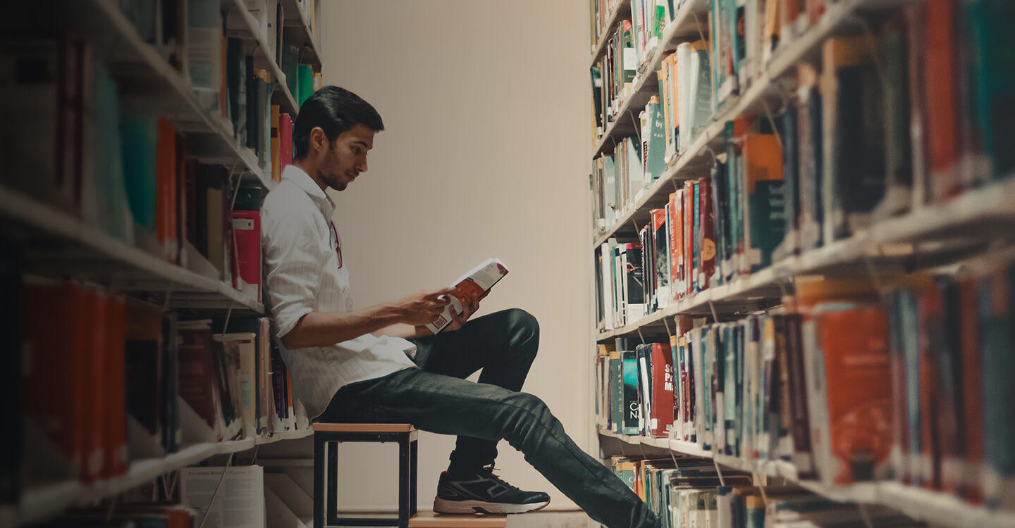 étudiant en bibliothèque
