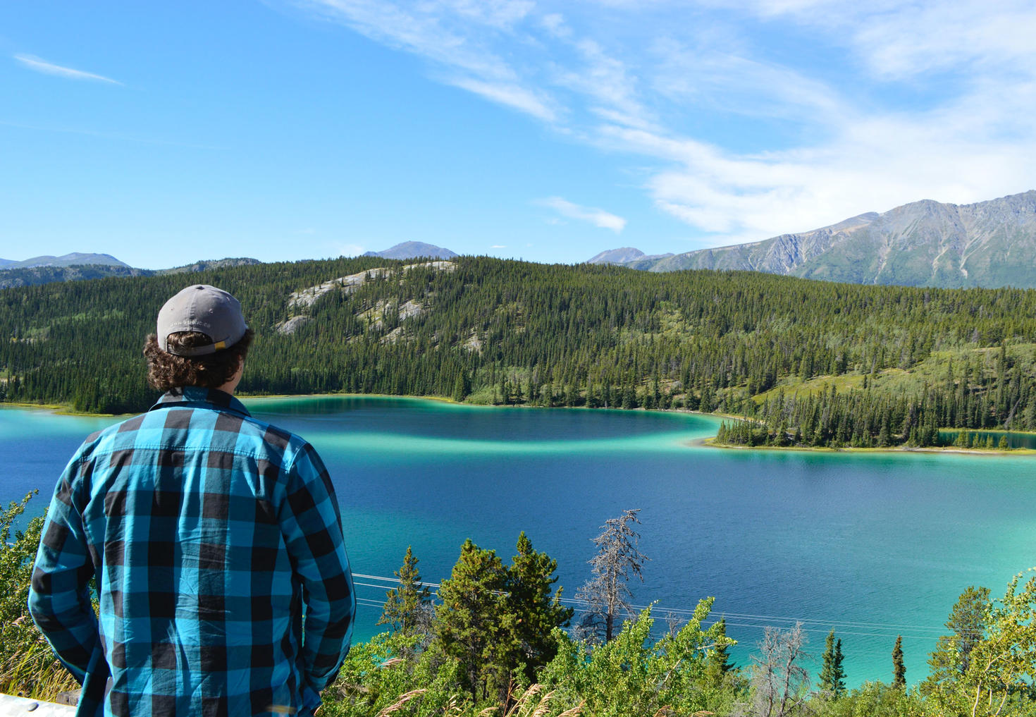 personne regardant un lac