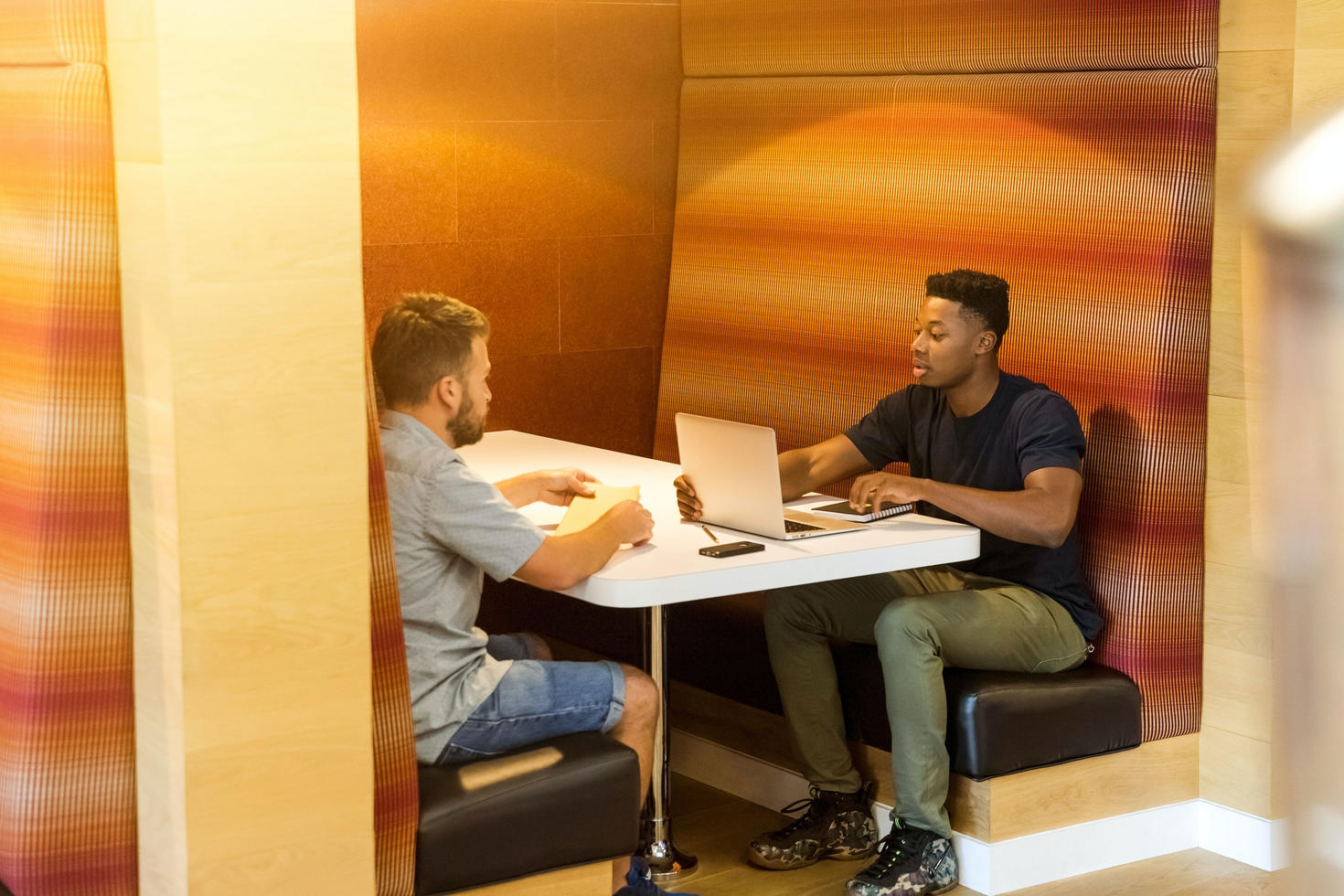 Deux étudiants assis en train de discuter