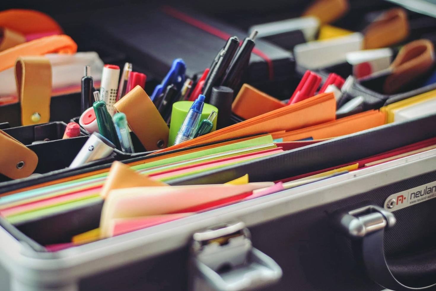 le papier, les stylos et le matériel utilisés dans un atelier