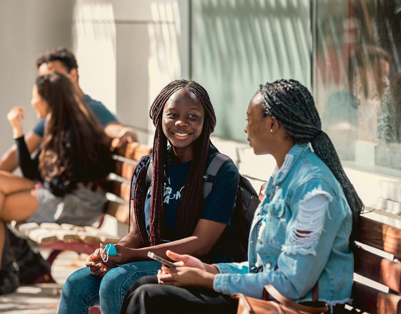 Étudiants sur un banc en parlant