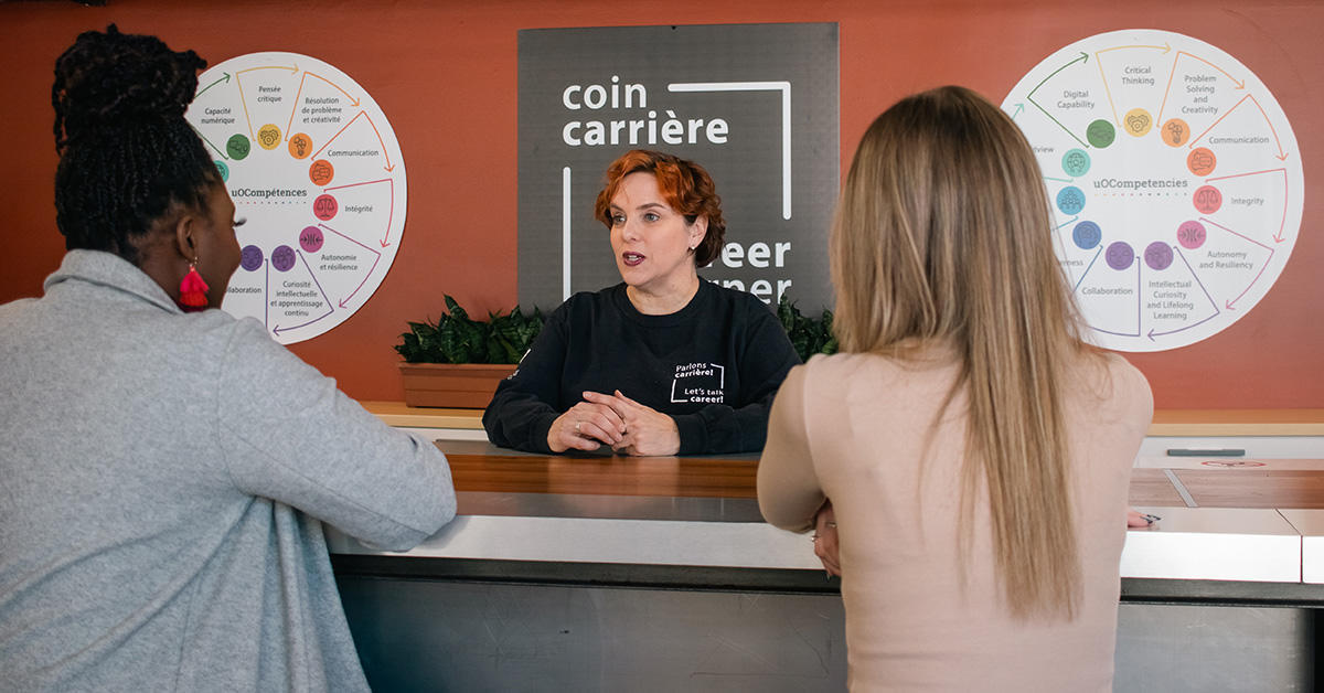Les étudiants posent des questions au coin carrière