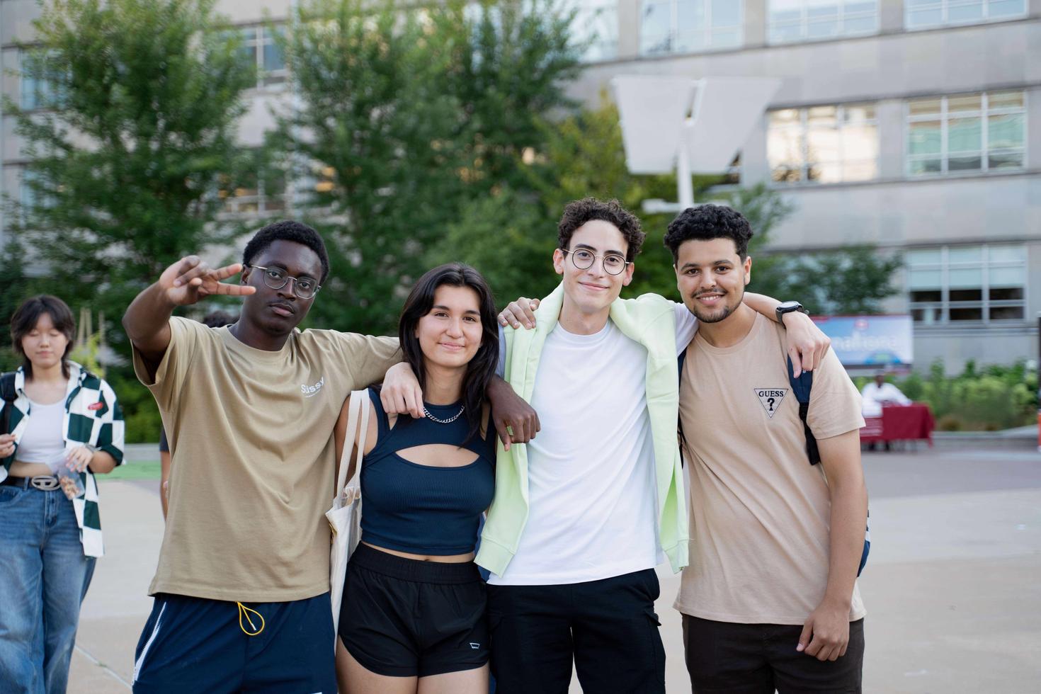 Étudiants et étudiantes sur le campus