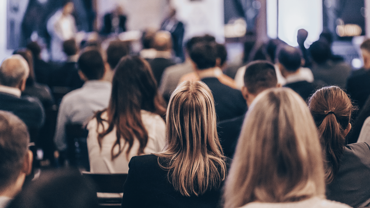 Personnes assises à une conférence