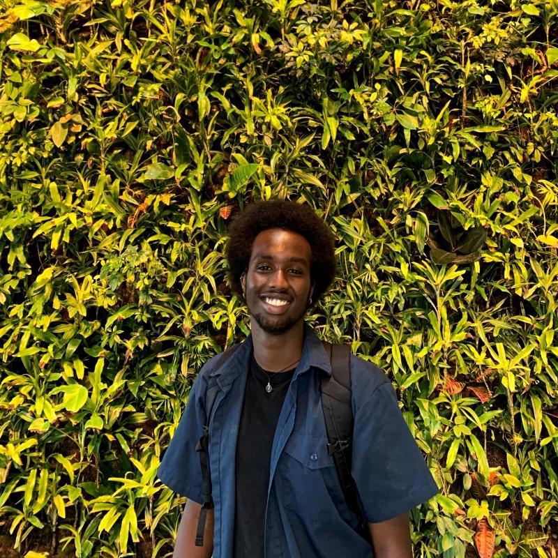 Jamal devant mur de plante FSS