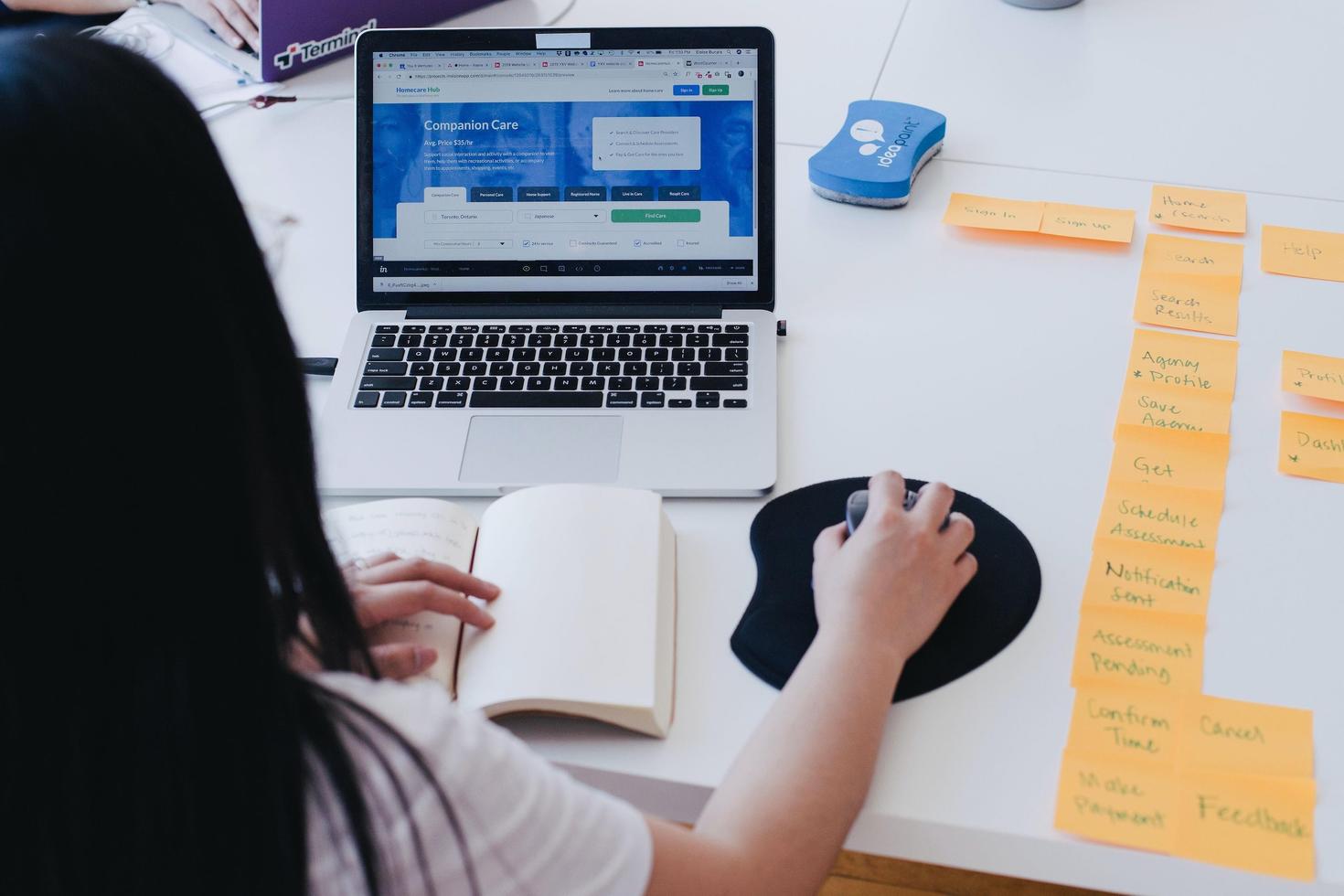 Femme utilisant un ordinateur portable sur un bureau avec un poste de travail