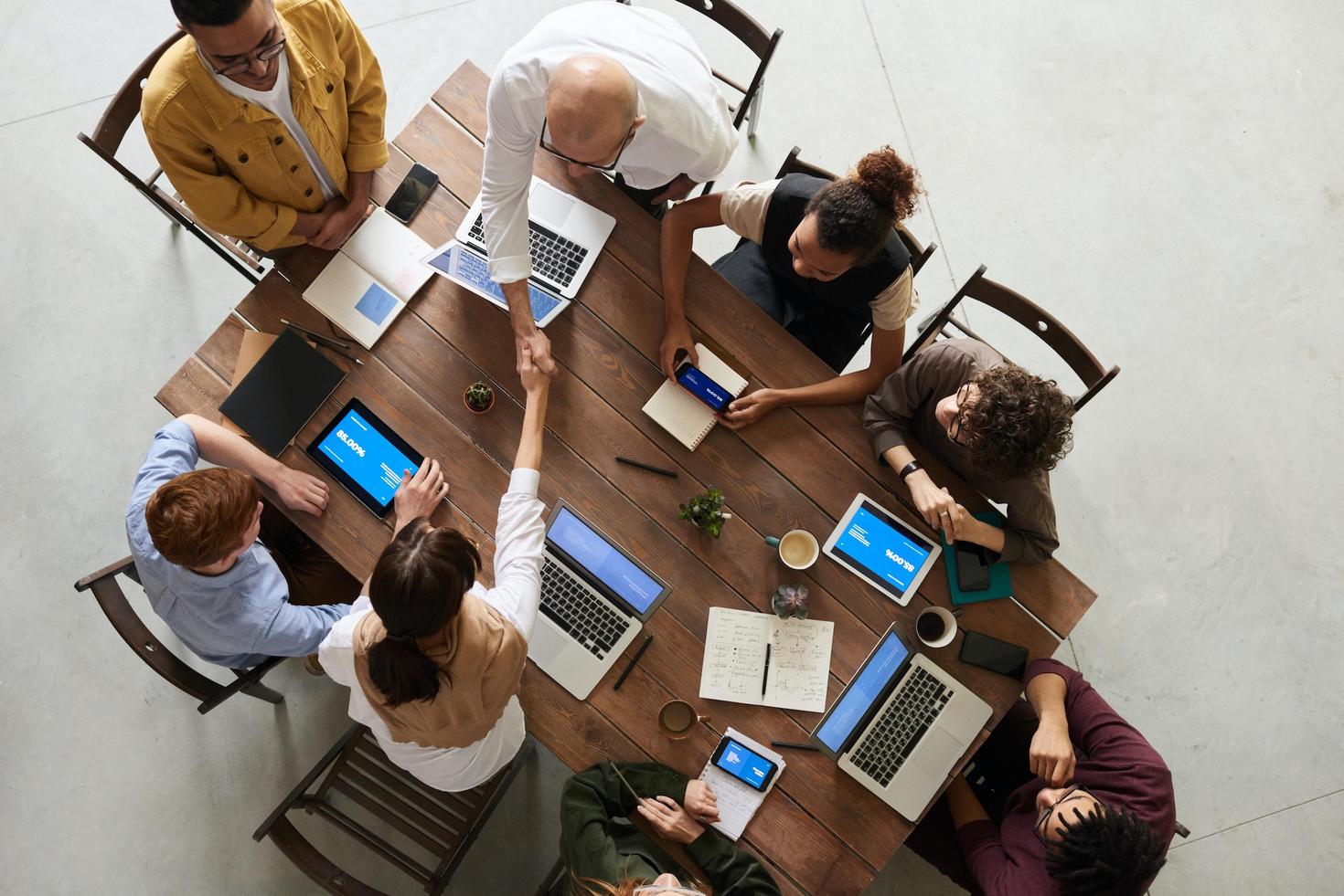 personnes travaillant à une table