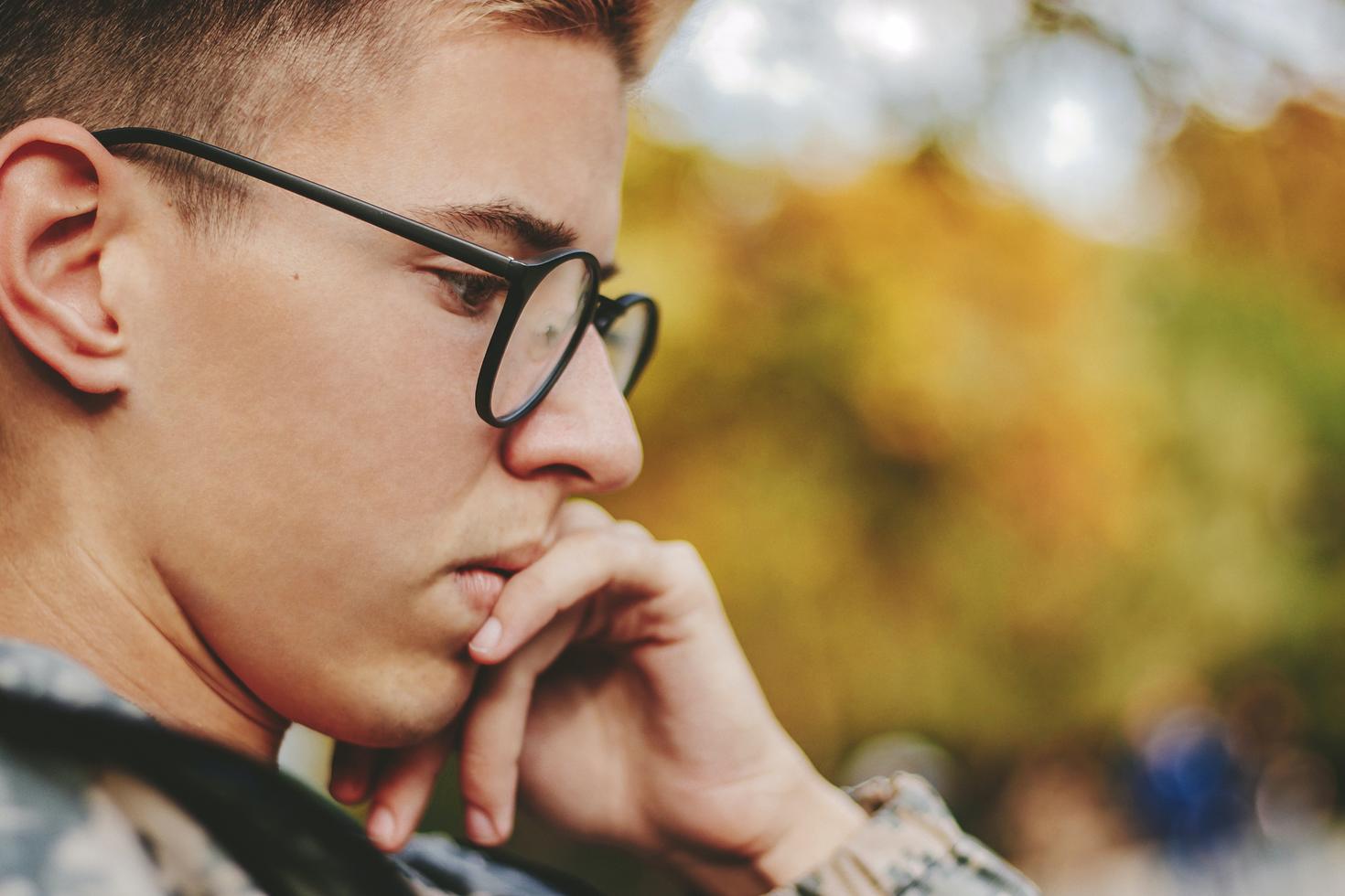 Personne regardant son téléphone