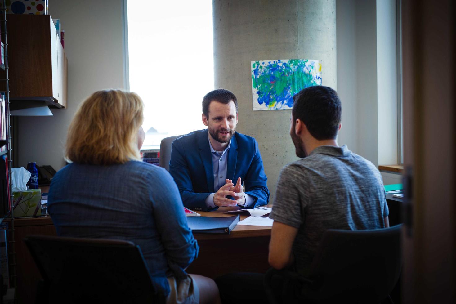 Des étudiants discutent avec un professionnel