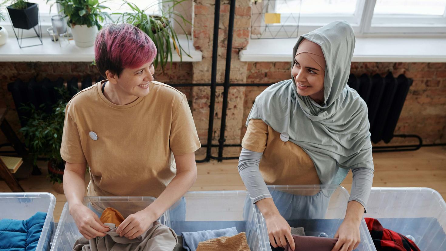 Deux personnes se regardant en larvant des habits