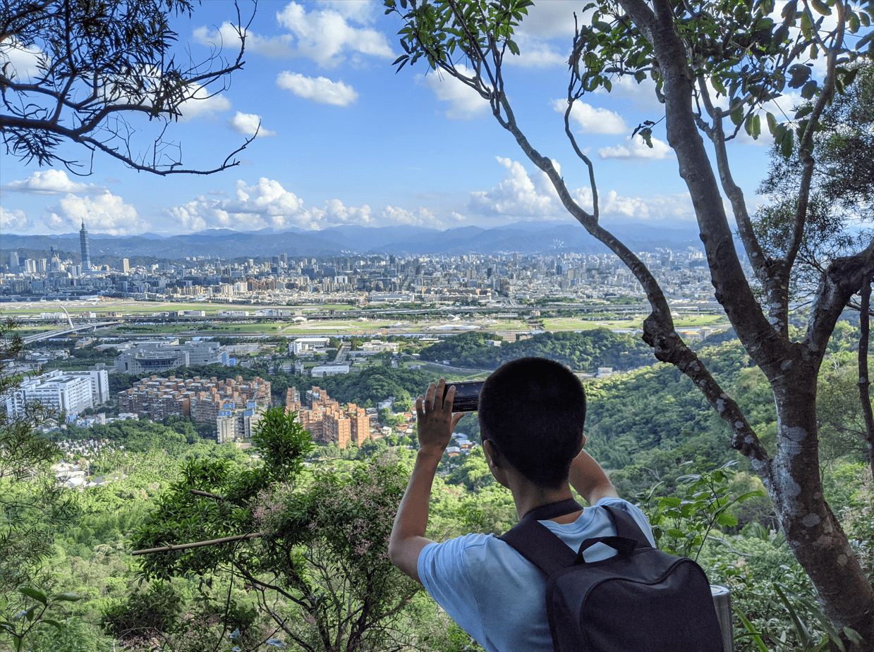 Un étudiant qui prend une photo de l'horizon