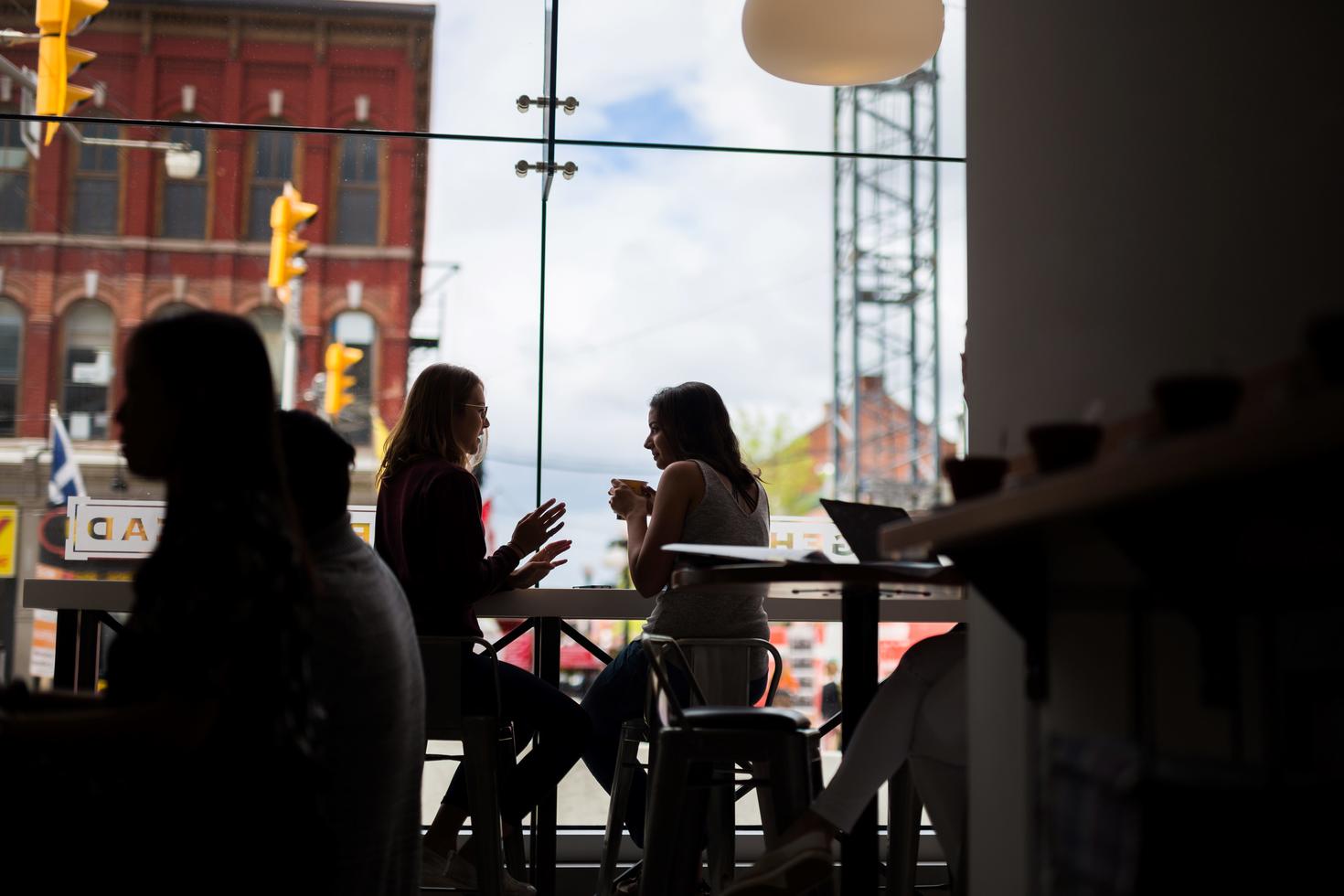 Deux étudiantes discutant autour d'un café à un restaurant