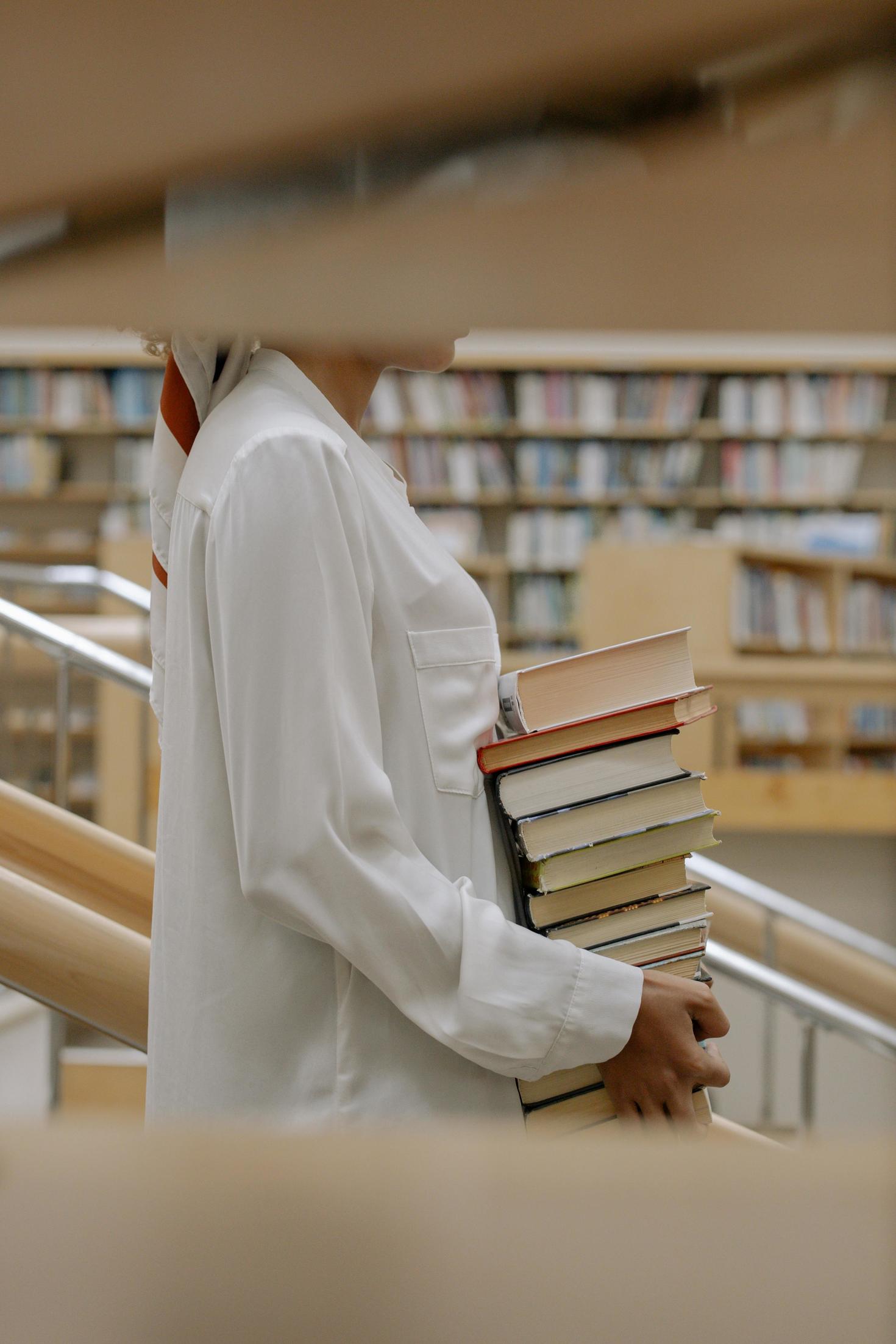 étudiante avec des livres