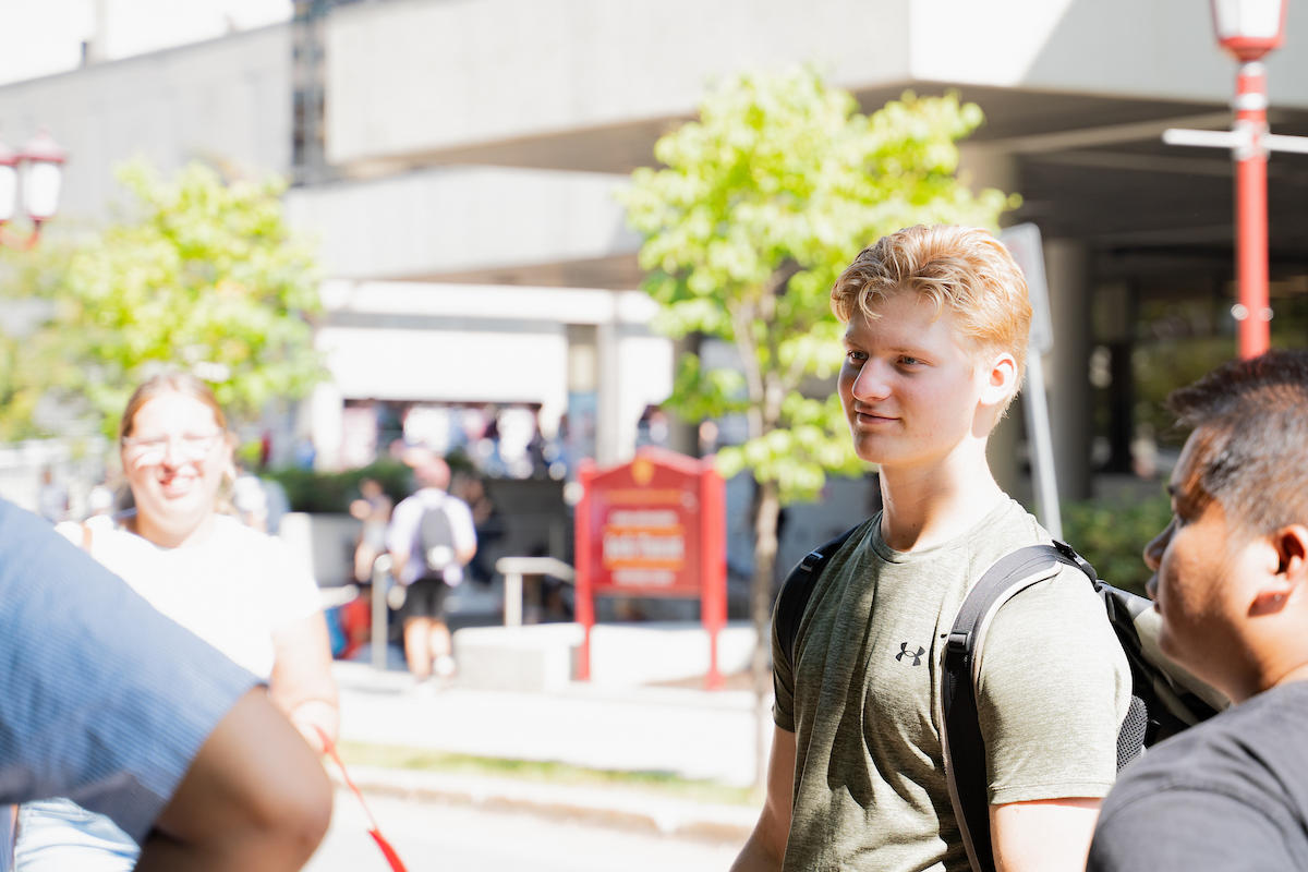 Étudiants à la foire des services