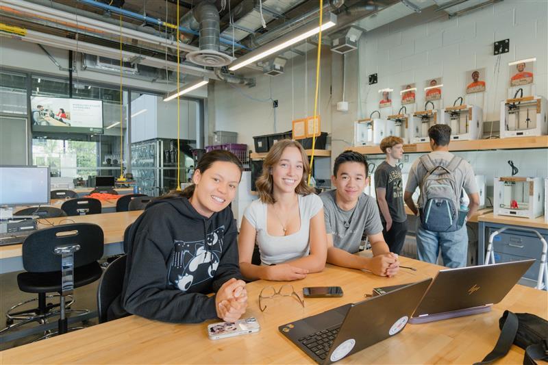 Étudiants derrière des ordinateurs portables