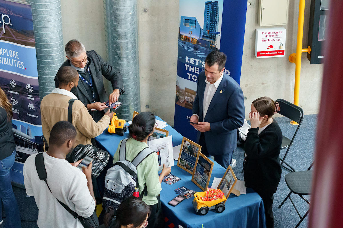 Employeurs et étudiants lors d'un salon de carrière