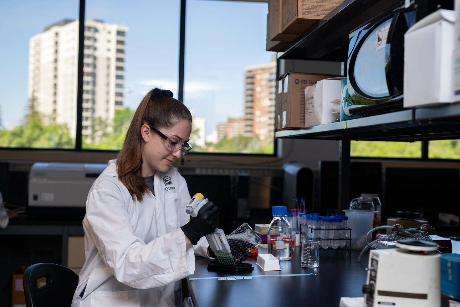 Étudiante dans un laboratoire