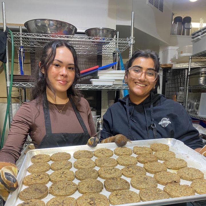 Adrianna Ermacora et Divika Solanki présentent un plateau de biscuits frais et riches en nutriments.
