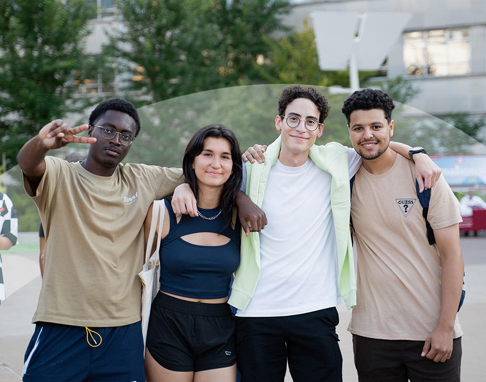 Groupe d'étudiants et étudiantes sur le campus