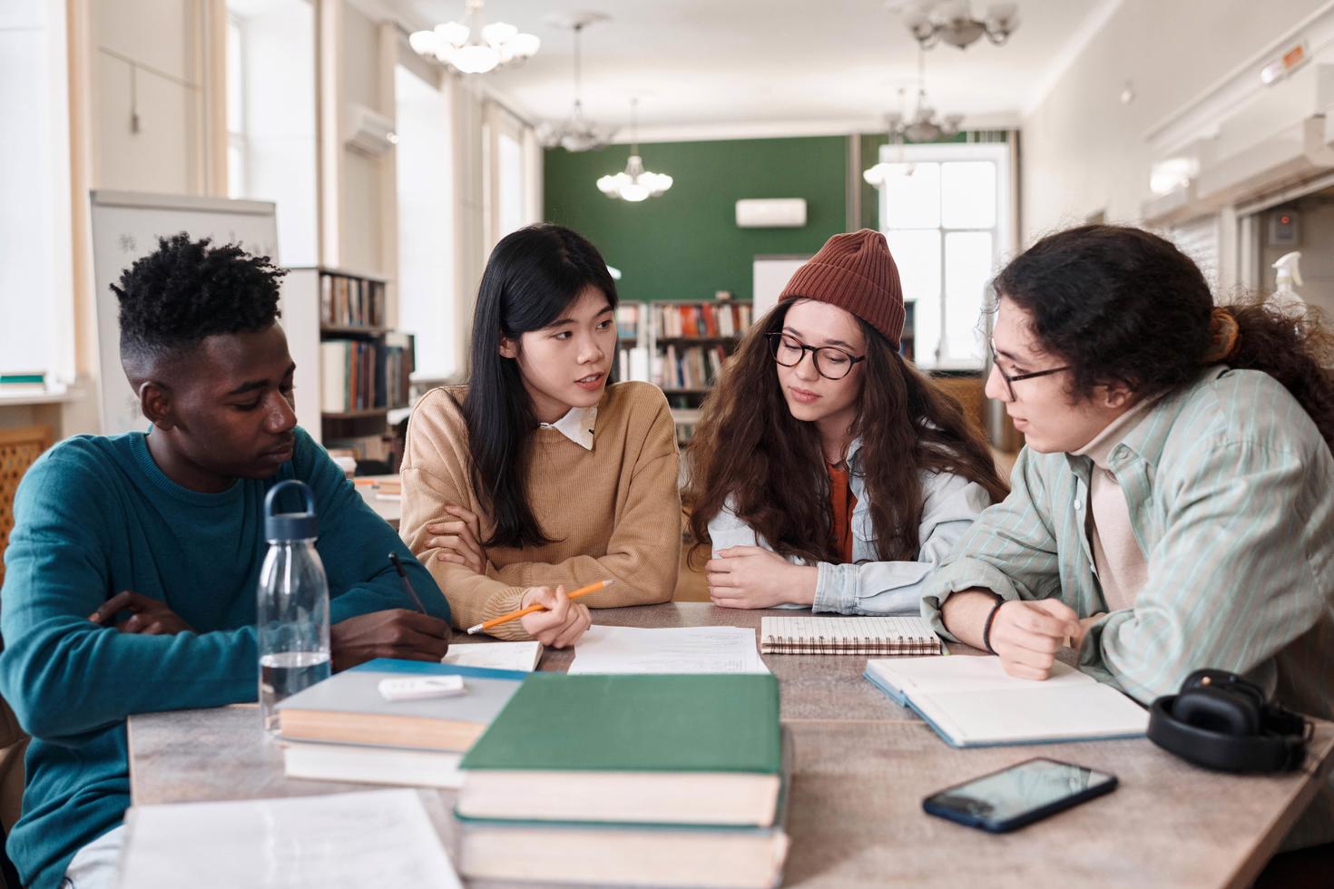 Quatre étudiants en train d'étudier ensemble