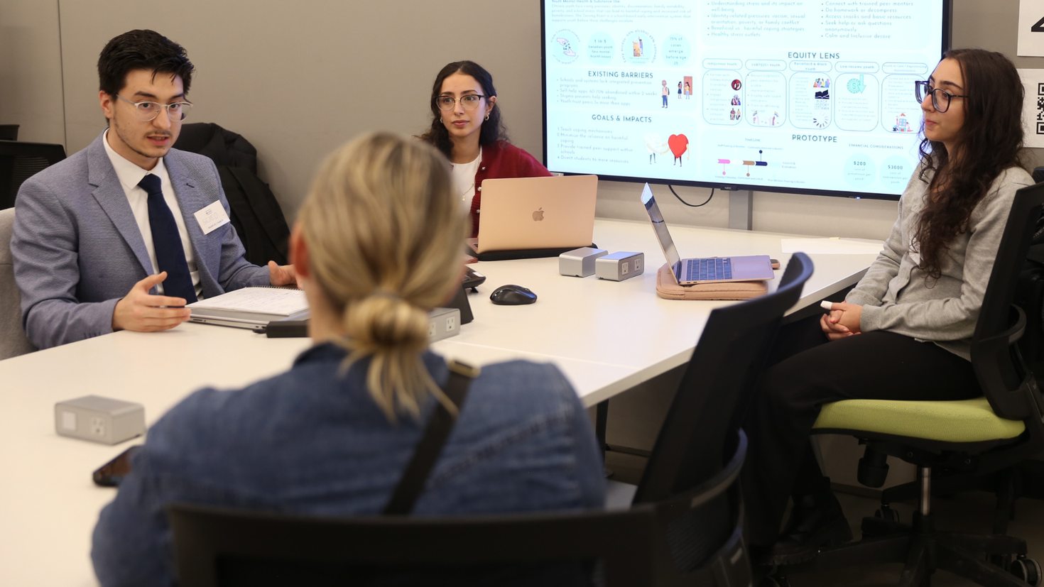 Les participants ont collaboré avec des partenaires communautaires pour concevoir des solutions adaptées à la réalité du terrain. Photo : Norane Hassan