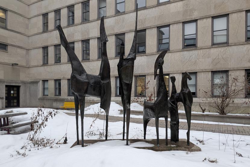 Une sculpture abstraite en bronze représentant un cheval.