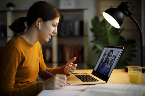 Étudiant suivant un cours en ligne