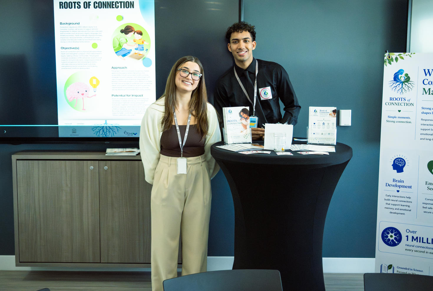 Jessica Iuliano et Navin James de l'équipe « Les racines du lien » de l'Université d'Ottawa à HUBBUB 2026. Photo : Angel Torrella Reyes, Ville d'Ottawa.