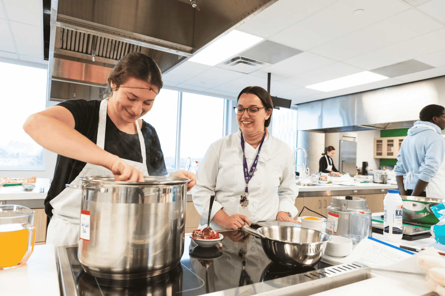 Étudiantes ou étudiants en nutrition en train de cuisiner.