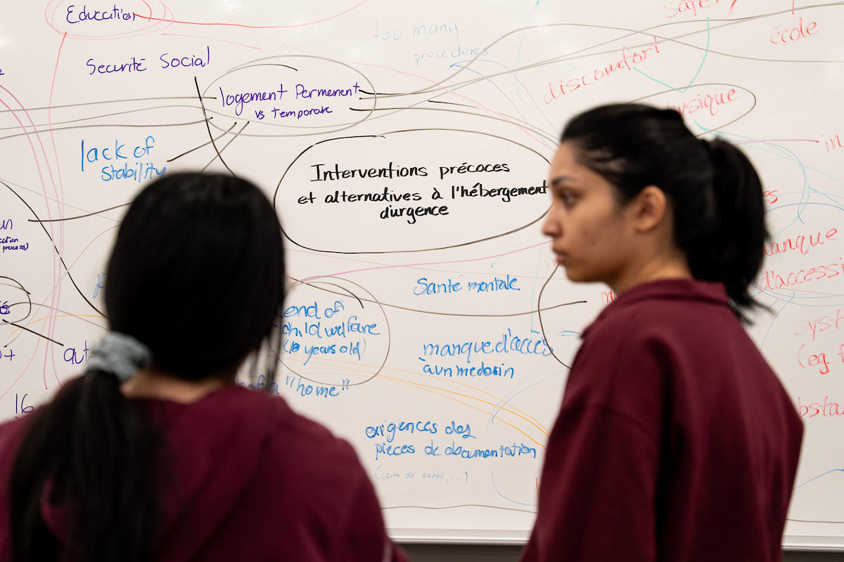 Des étudiants examinant leur carte mentale lors d’un sprint d’innovation