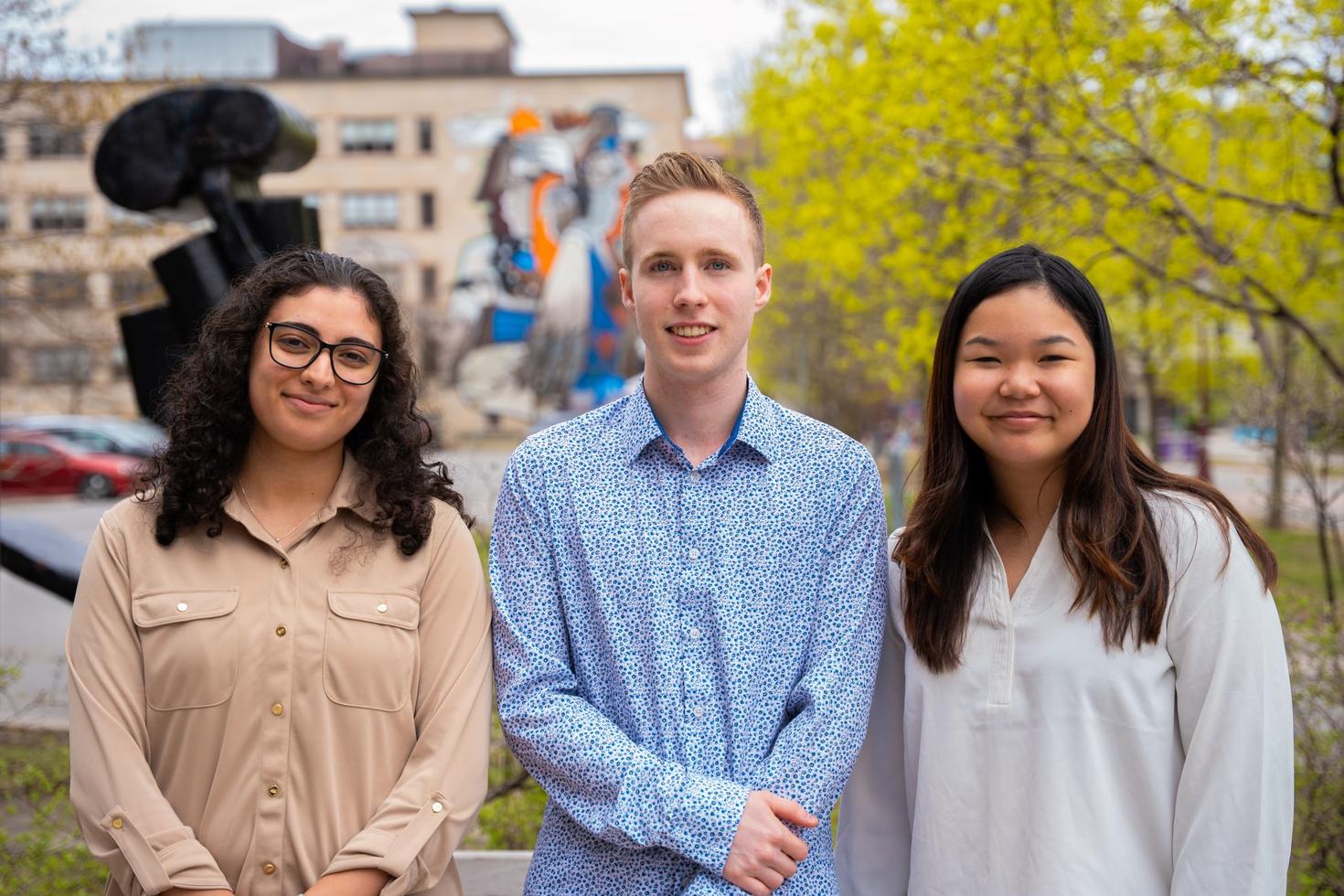 Rime Nasser Eddine, Aidan Fitzmaurice et Sophia Dang, étudiantes et étudiants à l'Université d'Ottawa, qui ont mis à profit un cours autogéré en groupe pour développer une application dédiée au logement étudiant.